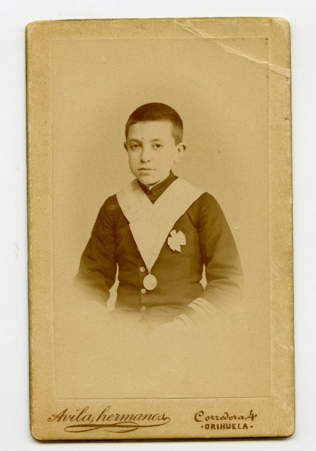 Retrato de estudio del niño José Antolí Molina, conocido como 