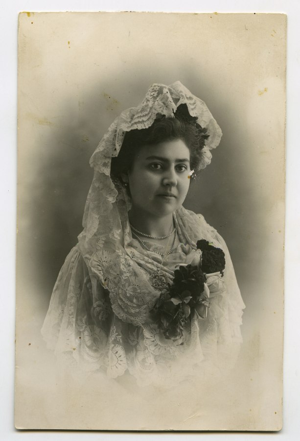 Retrato de Consuelo Pérez de los Cobos Cano-Manuel con mantilla blanca