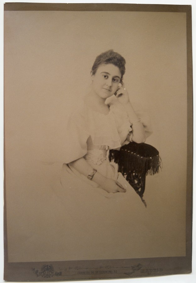 Retrato de estudio de la joven Consuelo Pérez de los Cobos Cano-Manuel