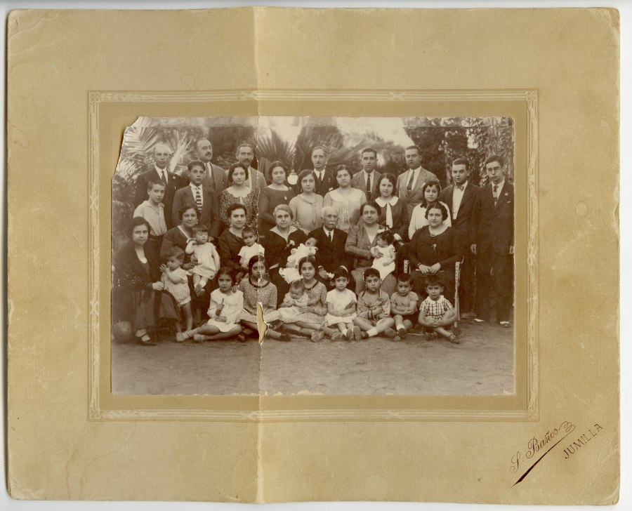 Retrato de grupo de la familia de Luis Pérez de los Cobos y Belluga y Consuelo Cano-Manuel y Maza de Lizana