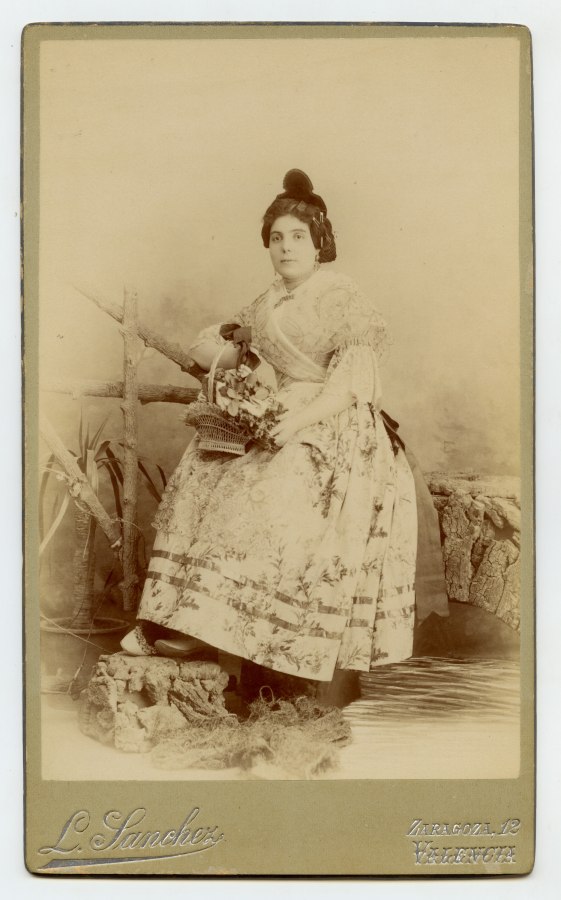 Retrato de estudio de Ana Molina Guillén vestida de fallera