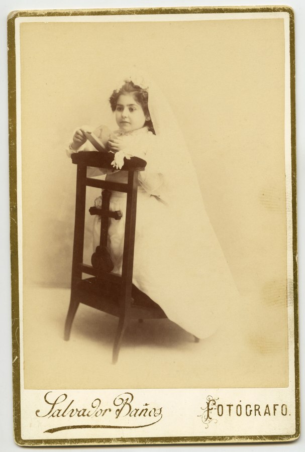 Retrato de estudio de Consuelo Pérez de los Cobos Cano-Manuel vestida de comunión