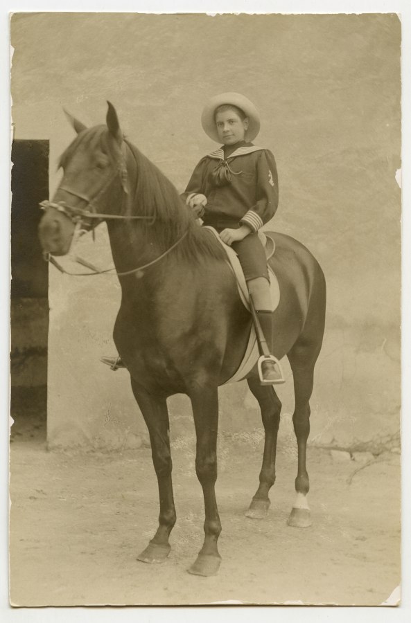 Retrato del niño Isidoro Molina Pérez de los Cobos a caballo