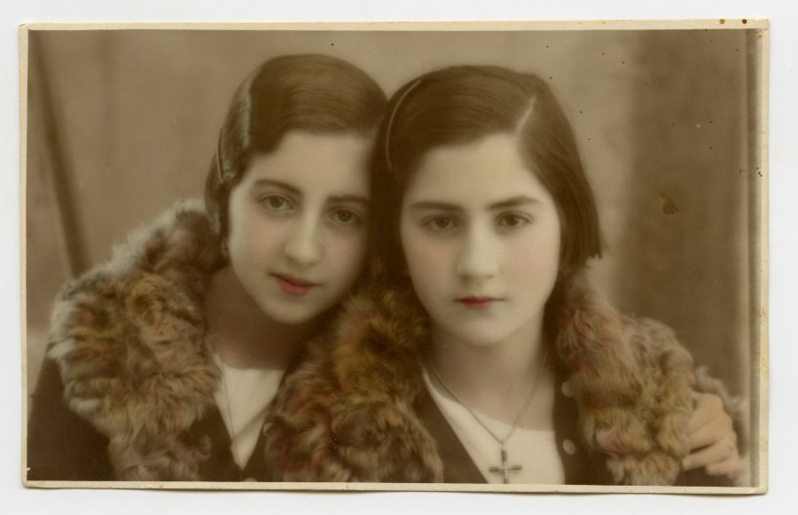 Retrato de estudio de las niñas Carmen y Consuelo Molina Pérez de los Cobos