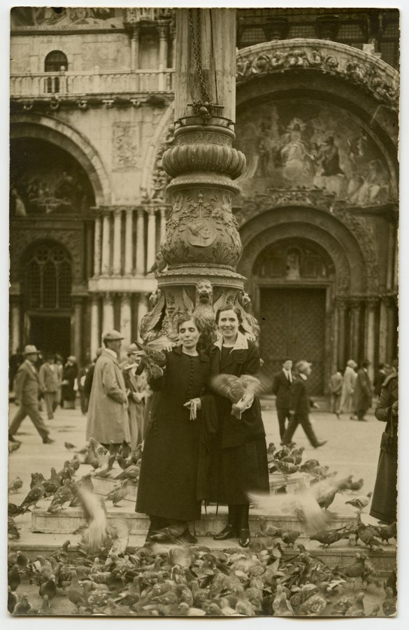 Las hermanas Ana y Amparo Molina Guillén en la plaza de San Marcos de Venecia
