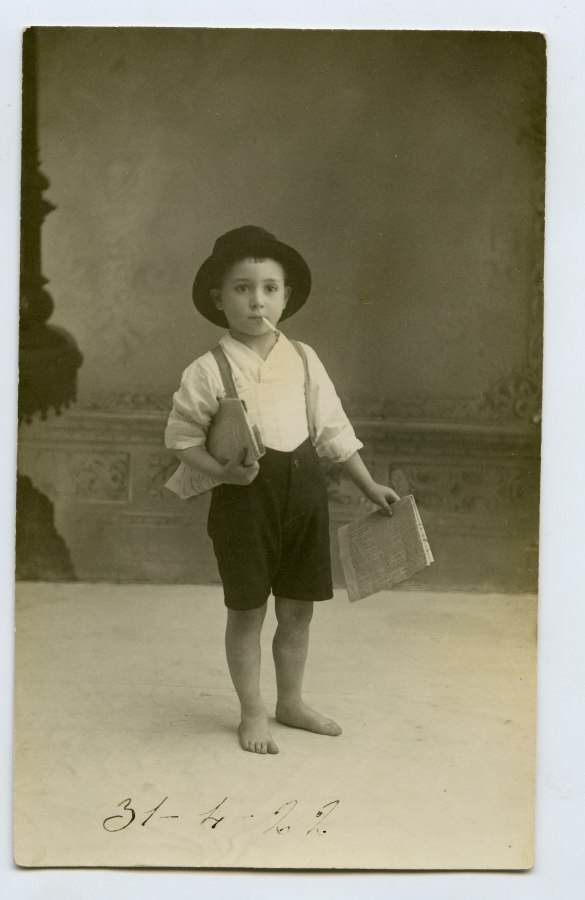Retrato de estudio del niño Isidoro Molina Pérez de los Cobos disfrazado de vendedor de periódicos