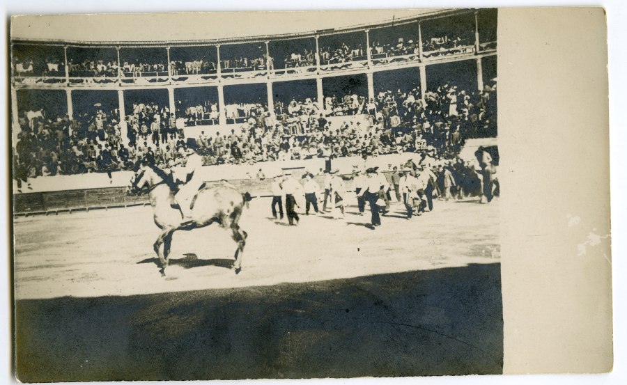 Novilleros entrando al coso de la antigua plaza de toros de Jumilla precedidos por un joven a caballo