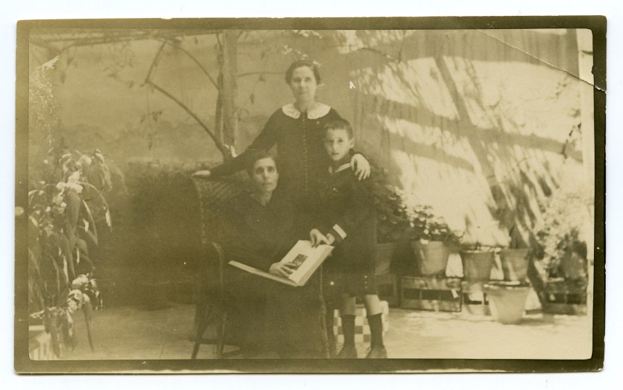 Amparo y Ana Molina Guillén junto a su sobrino Isidoro en el jardín de la casa familiar
