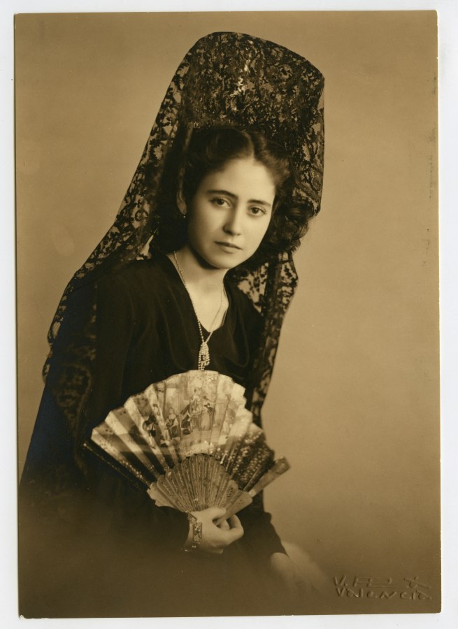 Retrato de estudio de la joven Asunción Molina Pérez de los Cobos vestida de manola