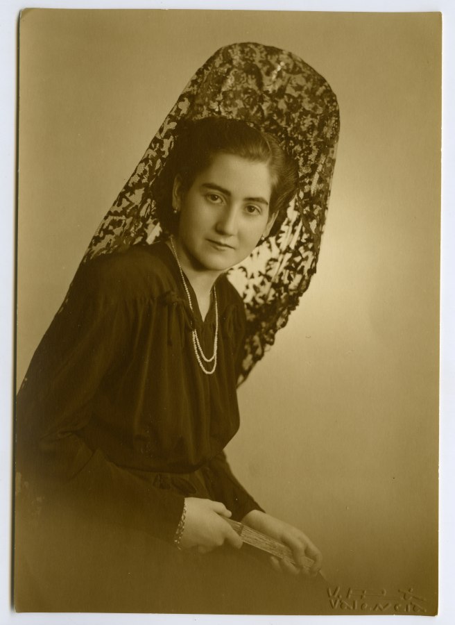 Retrato de estudio de la joven Carmen Molina Pérez de los Cobos vestida de manola