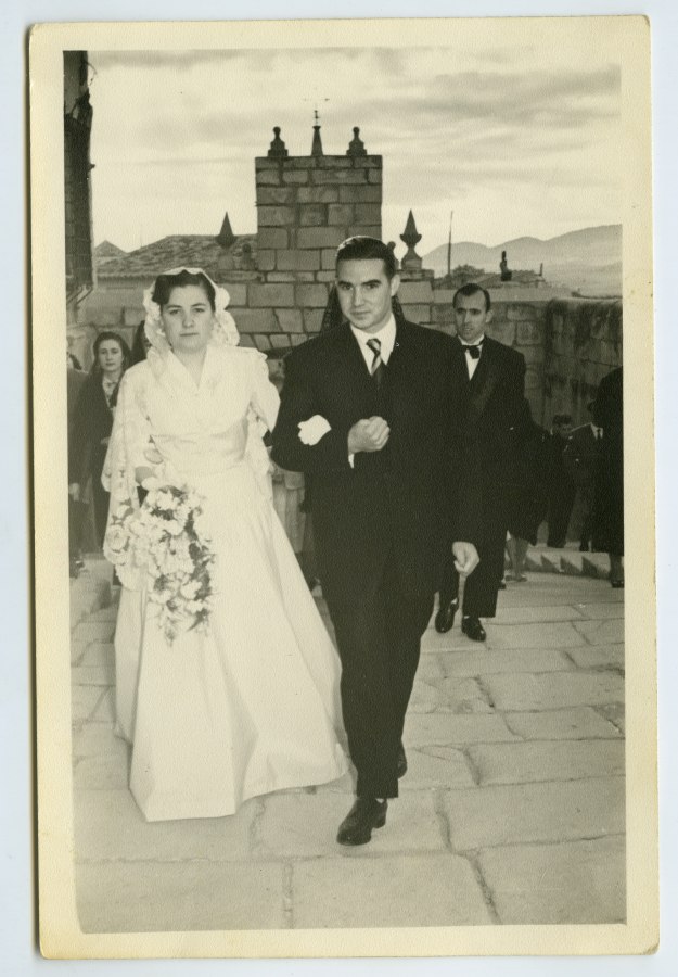 Fernando Molina acompaña a la iglesia como padrino a Josefa Verdú el día de su boda.