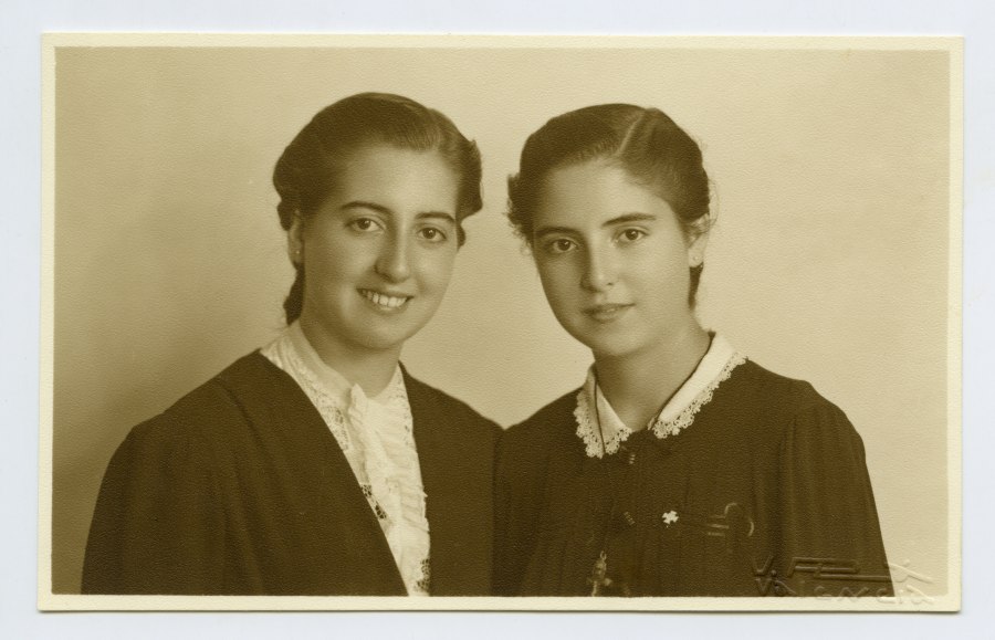 Retrato de estudio de las hermanas Consuelo y María Luisa Molina Pérez de los Cobos