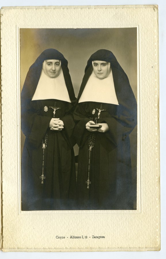 Retrato de estudio de las hermanas Consuelo y María Luisa Molina Pérez de los Cobos con el hábito de hermanas de la Caridad de Santa Ana.
