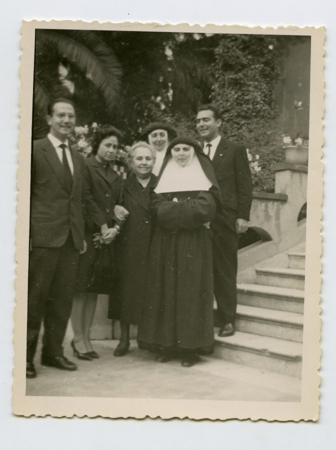 Consuelo Pérez de los Cobos con sus hijos Luis, Asunción, Consuelo, María Luisa y Javier