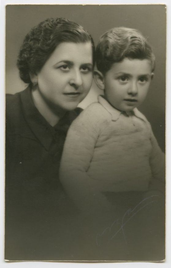 Retrato de estudio de Manolo Barnuevo junto a su madre, Dolores Pérez de los Cobos