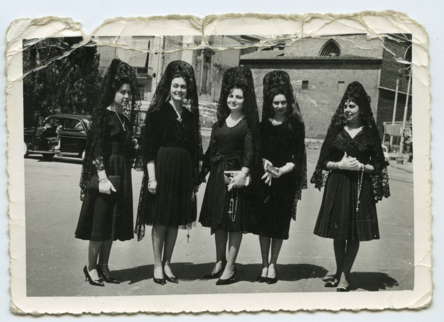 Retrato de Asunción Molina y cuatro amigas vestidas con mantilla