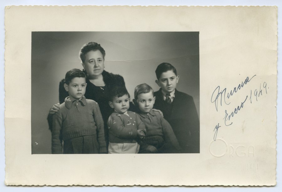 Retrato de estudio de Clara Pérez de los Cobos con sus nietos Alfonso, Cristobal, Jose Enrique y Manolo Barnuevo
