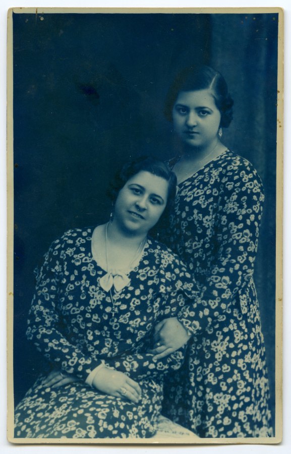 Retrato de estudio de las hermanas Consuelo y Dolores Pérez de los Cobos y Pérez de los Cobos