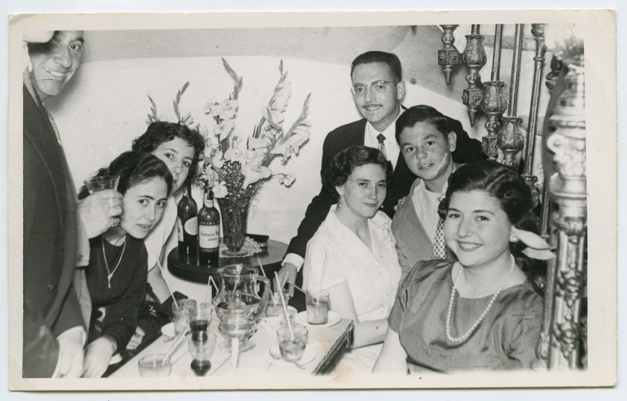 Asunción Molina Pérez con varias personas durante una fiesta celebrada en su casa