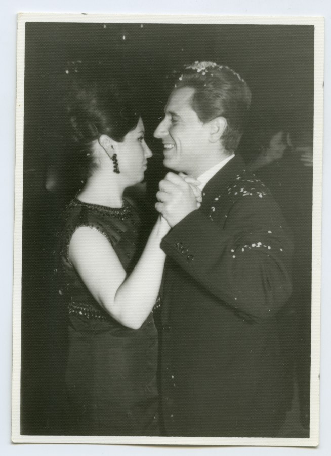 Los hermanos Maripé y Alfredo Santos y Espinosa de los Monteros bailan en la nochevieja de 1964