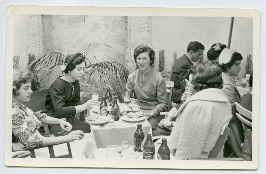 Asunción Molina y unas amigas durante un convite tomando cerveza en la terraza de un restaurante
