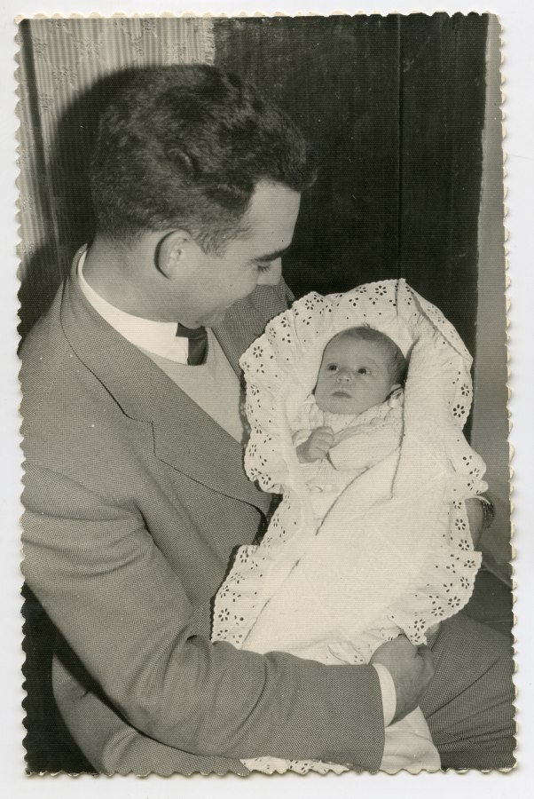 Javier Molina Pérez de los Cobos con su primera hija, Consuelo