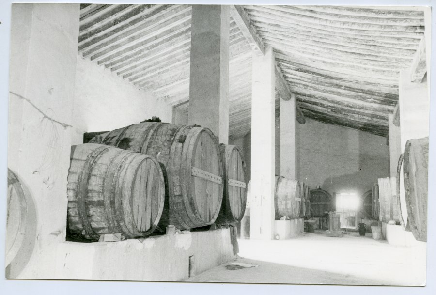 Interior de una sala de barricas de la antigua Bodega Luzón, propiedad de Amparo Molina, en la Hoya de la Carrasca (Jumilla)