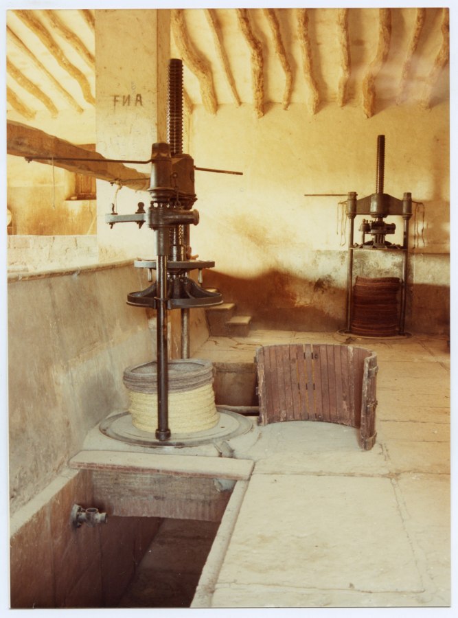 Prensas de esparto en la antigua Bodega Luzón, propiedad de Amparo Molina, en la Hoya de la Carrasca (Jumilla)