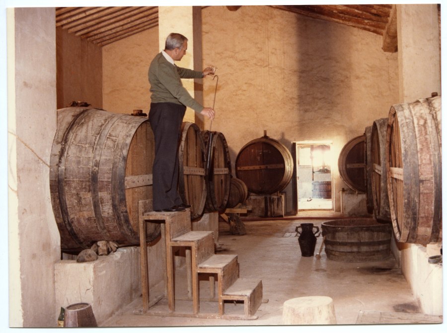 Fernando Molina sacando vino de unos de los toneles de la Bodega de Luzón.
