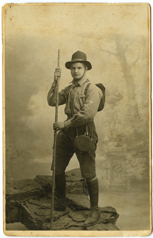 Retrato de Antonio Amorós Aracil vestido de explorador con todo su equipo.