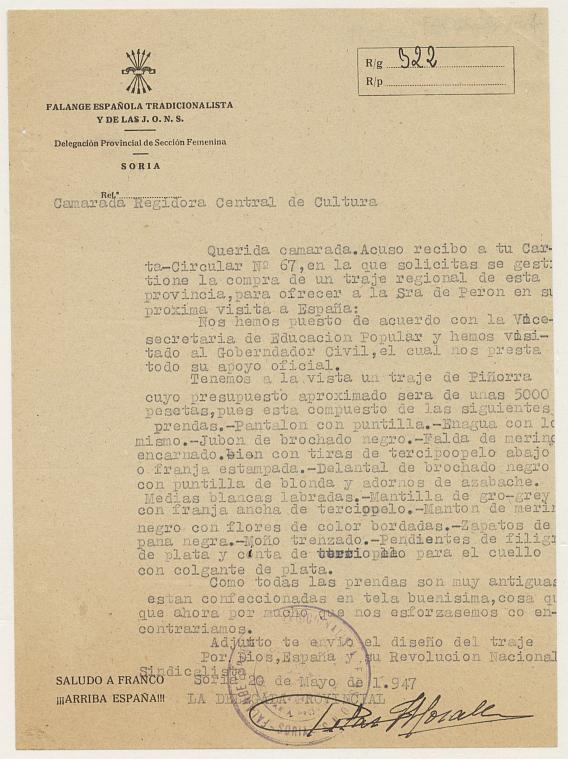 Carta de la Delegada Provincial de la Sección Femenina de Soria a la Regidora Central de Cultura sobre el diseño y confección del vestido destinado a regalo para Eva Perón.