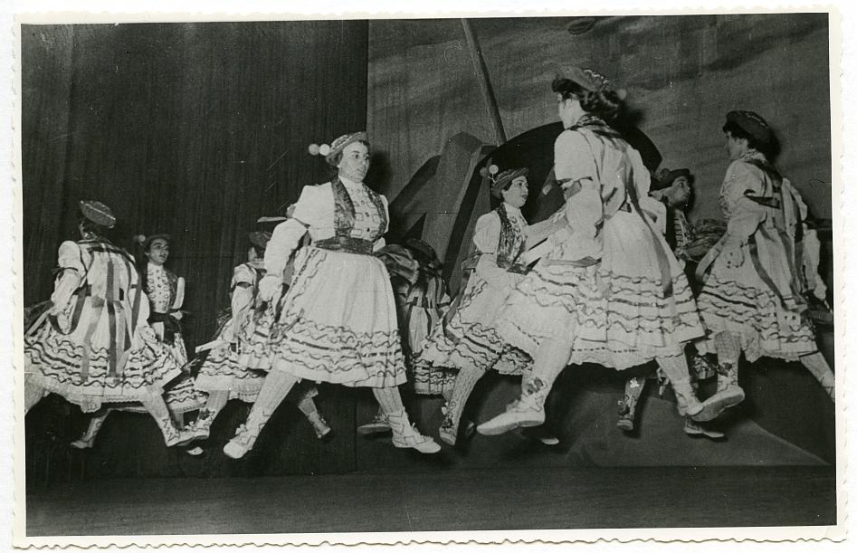 Reportaje fotográfico del XIII Concurso Nacional de Canciones y Danzas de la Sección Femenina.