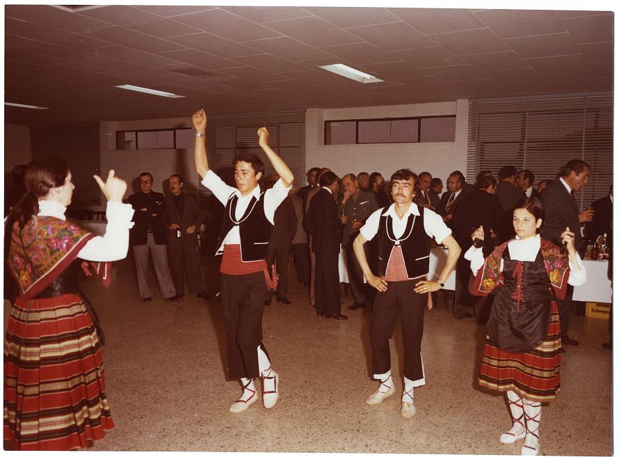 Fotografía de grupo de danzantes vestidos con el traje típico de Mota del Cuervo.