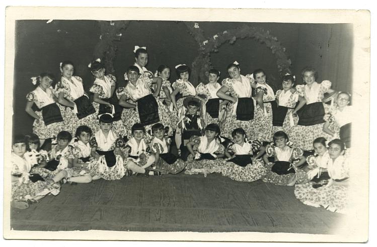 Fotografía de grupo infantil malagueño con todos los niños vestidos con traje típico andaluz.