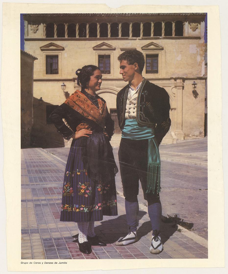 Fotografías recortadas de alguna publicación con imágenes de parejas vestidas con los trajes típicos regionales de Murcia.