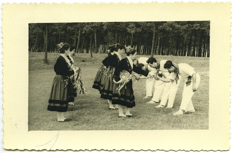 Fotografías de grupo de danzantes vestidos con el traje típico de Santander.