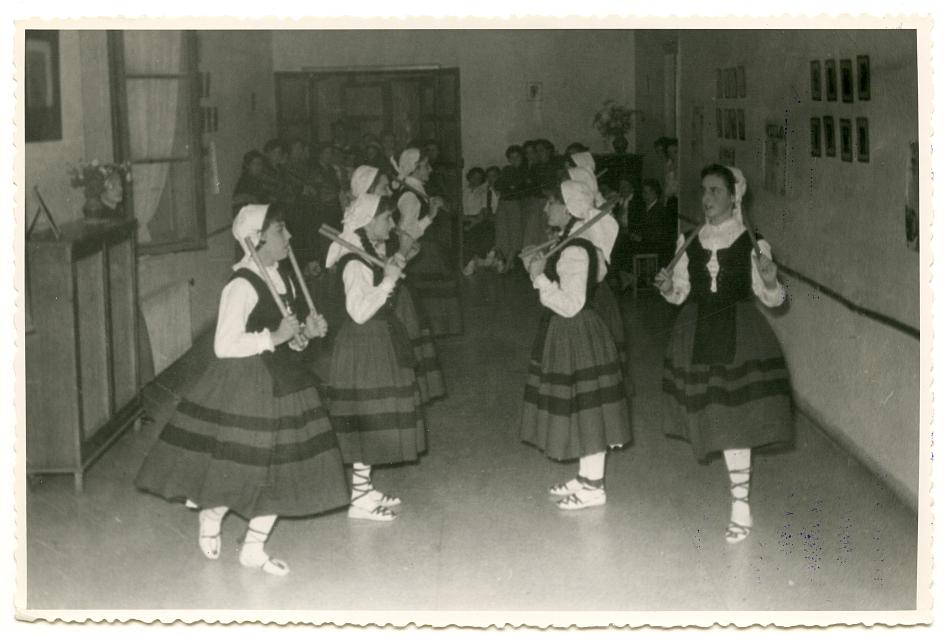 Fotografías de coro y grupo de danzantes vestidos con el traje típico de Vizcaya.