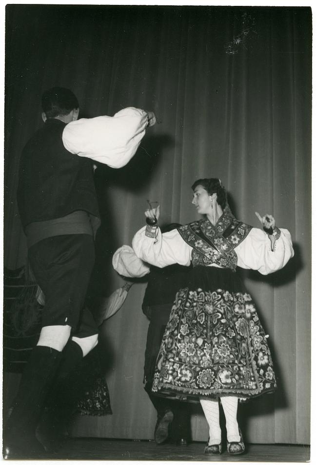 Fotografías de danzantes y de mujer posando vestidos con el traje típico de Carbajales de Alba.