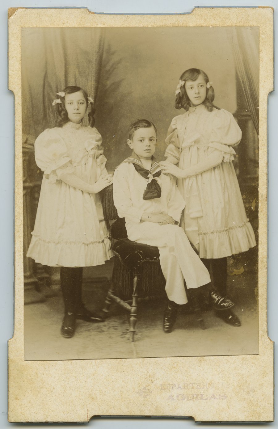 Retrato de estudio de los tres hijos menores de la familia Gillman Sirvent
