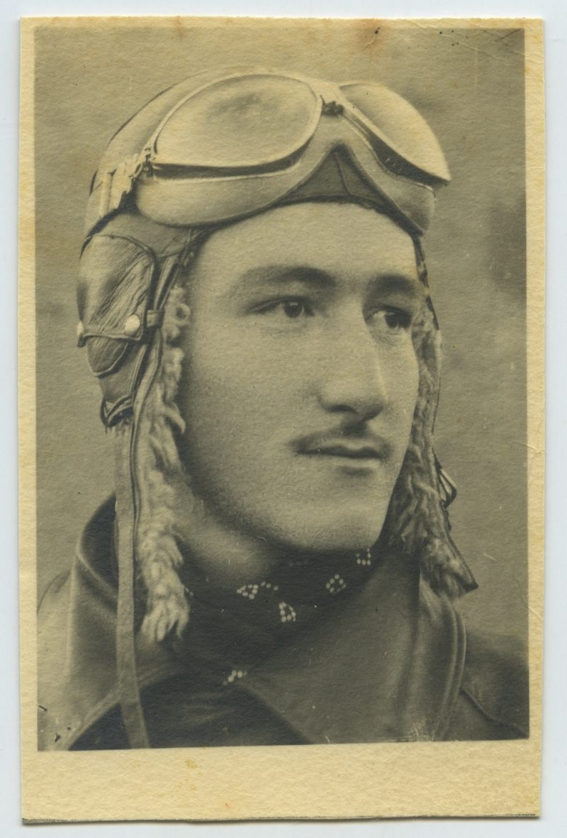 Miguel Galindo con uniforme de piloto de caza del Ejército Republicano, en el frente de Santander, cuando contaba con 21 años.
