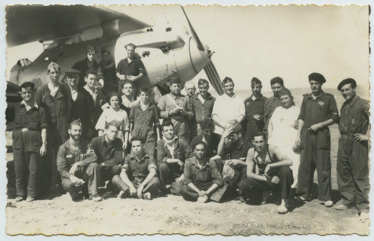 Miguel Galindo y compañeros de Aviación en el frente de Guadix, junto a un Breguet XIX.