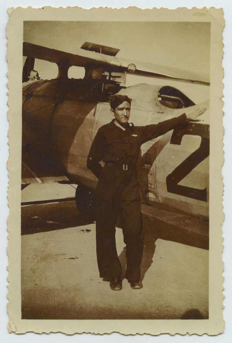 Miguel Galindo junto a un avión Breguet XIX.