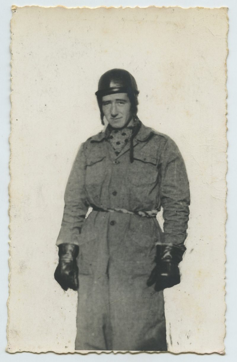Miguel Galindo con uniforme de piloto en la Escuela de Hanriot de Bourges (Francia).