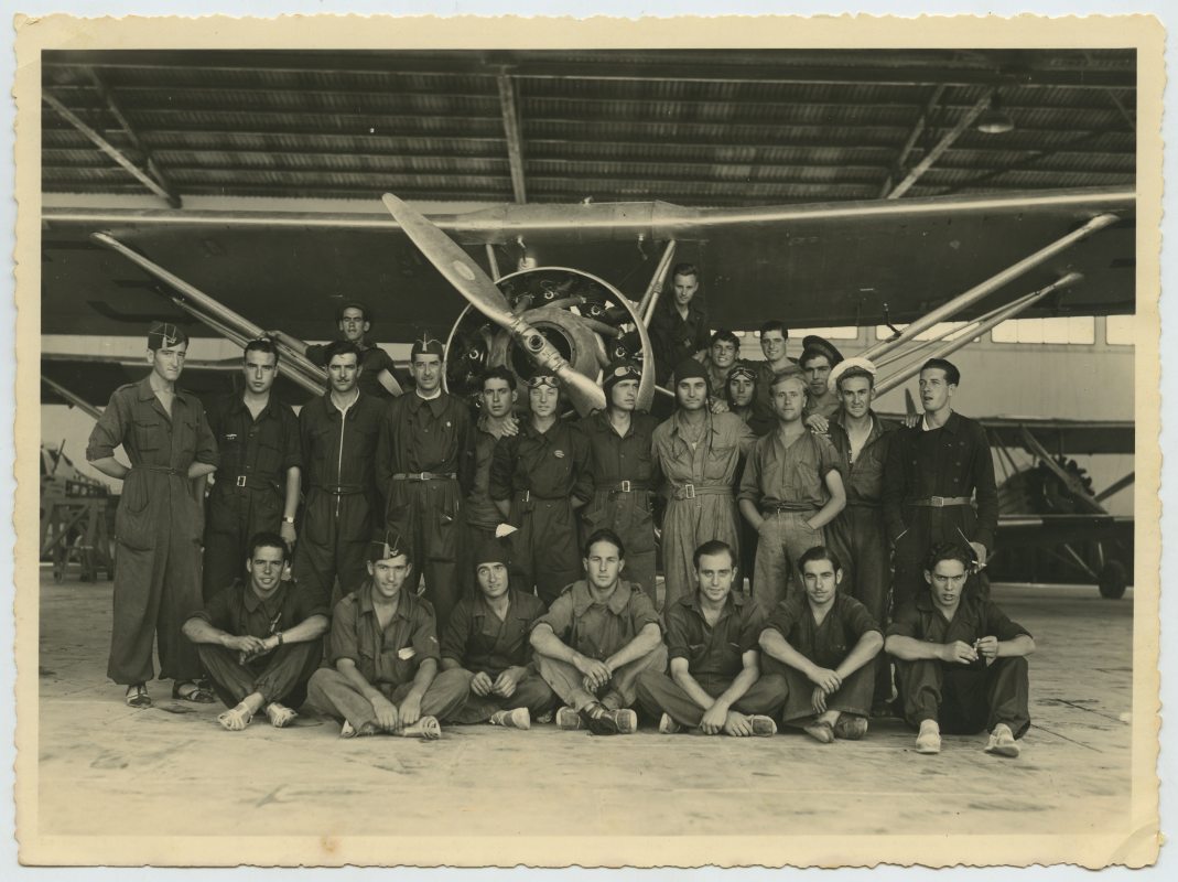 Miguel Galindo en la Base Aérea de Los Alcázares junto a un avión Hispano E-30 y otros compañeros.