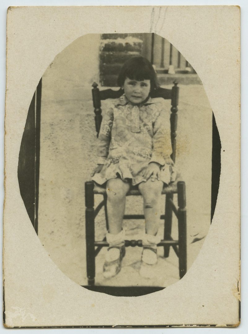 Antonia Galindo Saura, con 5 años, sentada en una silla posando en Los Alcázares.