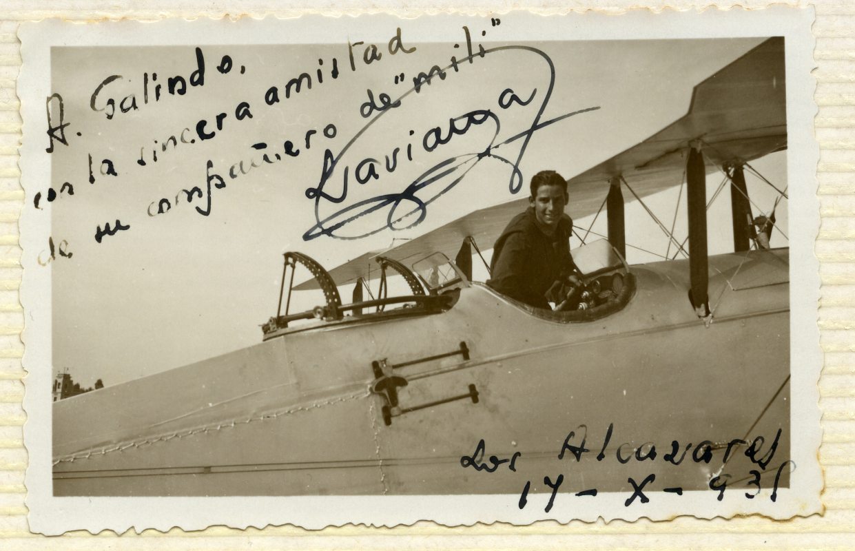 Retrato del piloto Javier Laviana subido a un avión Hispano DH.9 en la Base Aérea de Los Alcázares