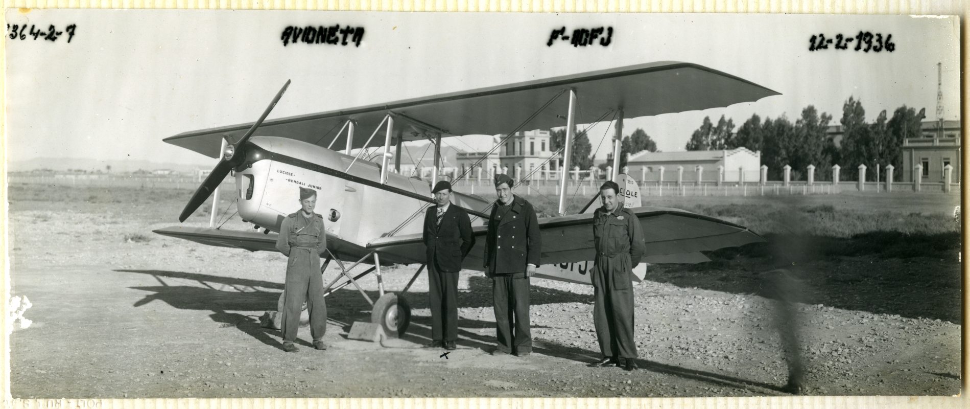 Miguel Galindo y otros posando ante una avioneta Caudron Luciole en Los Alcázares.