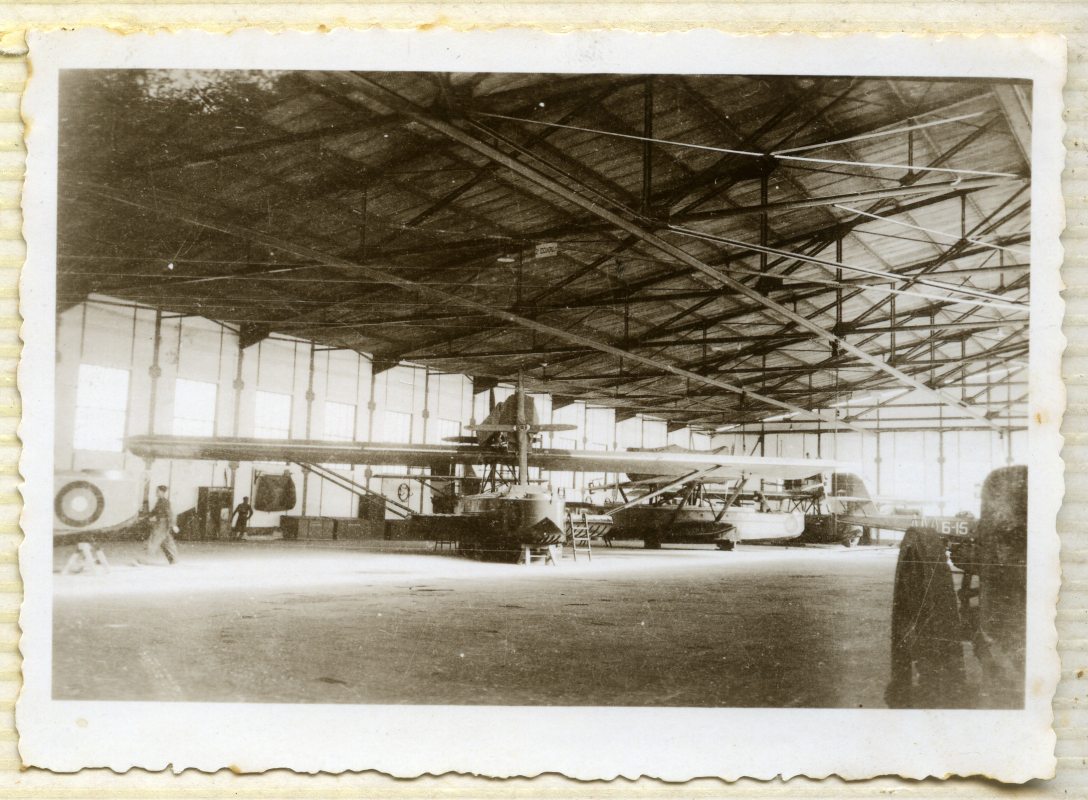Vista interior de uno de los hangares de la base de Los Alcázares con varios hidroaviones Dornier Wal.