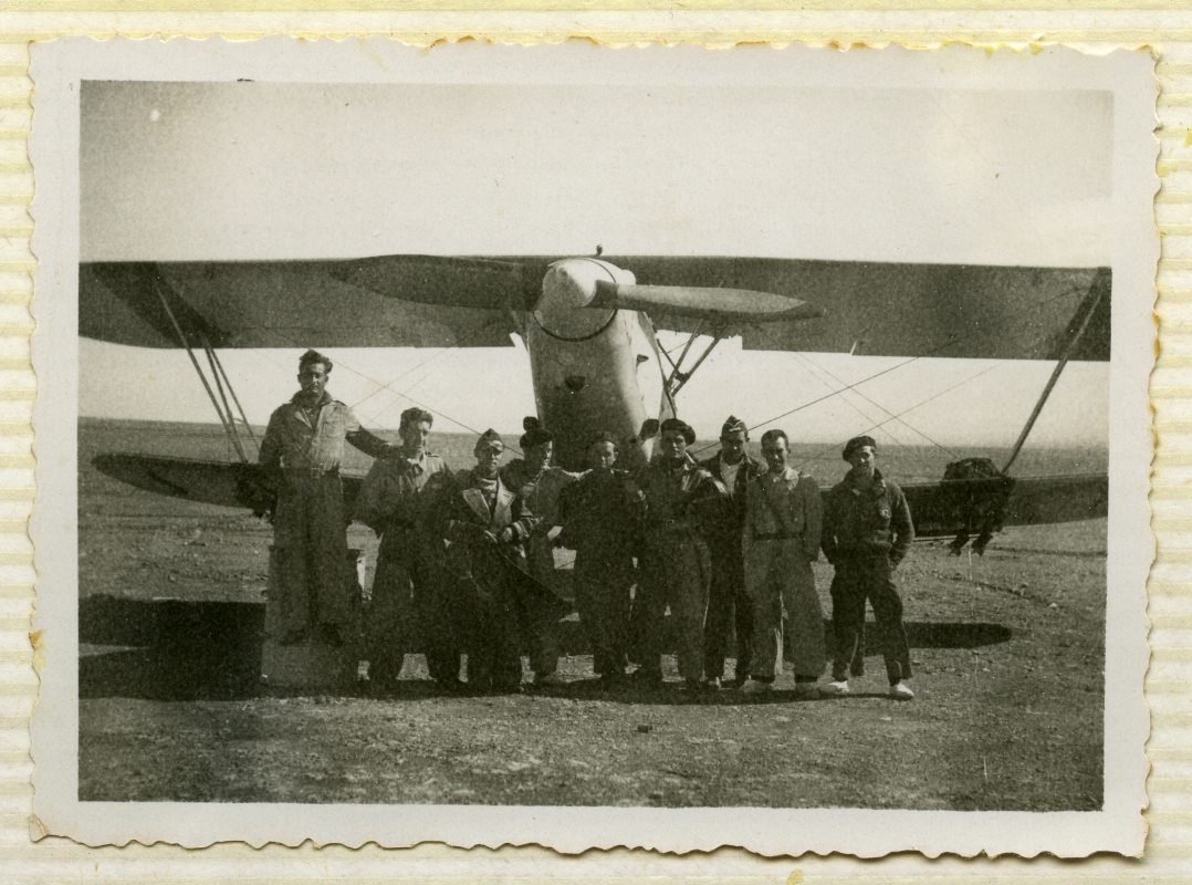 Miguel Galindo y un grupo de compañeros fotografiados frente a un avión Hawker Osprey.