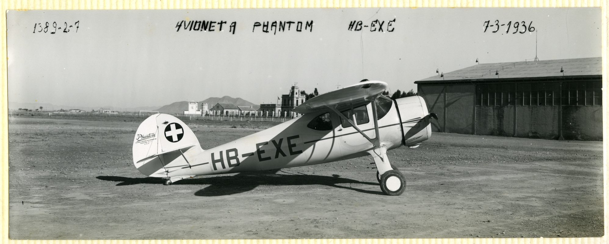 Vista lateral de una avioneta Phantom HB-EXE en la base de Los Alcázares.